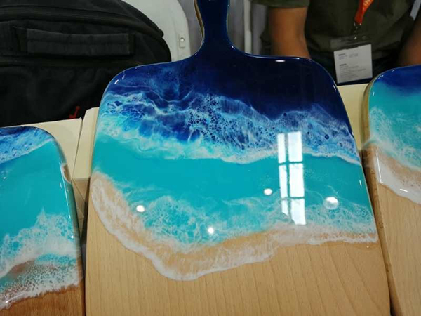 粘必牢河流桌樹脂膠水為家具廠解決茶臺澆筑遇熱發軟問題